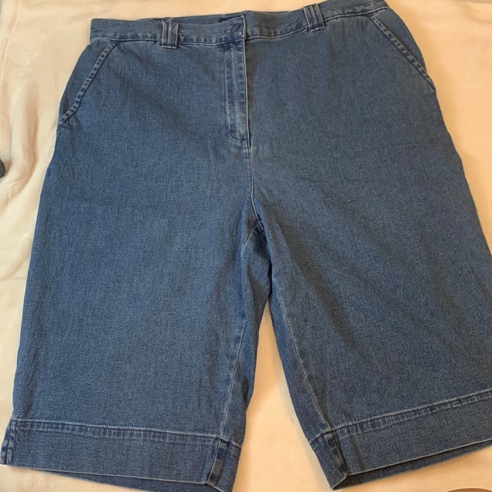 Karen Scott Capri Denims.Size12 EUC.Backwaist has half elastic. Faux back pocket